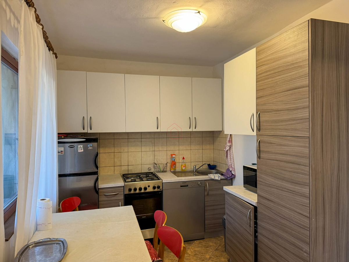 Casa indipendente con quattro appartamenti e terreno a Murter