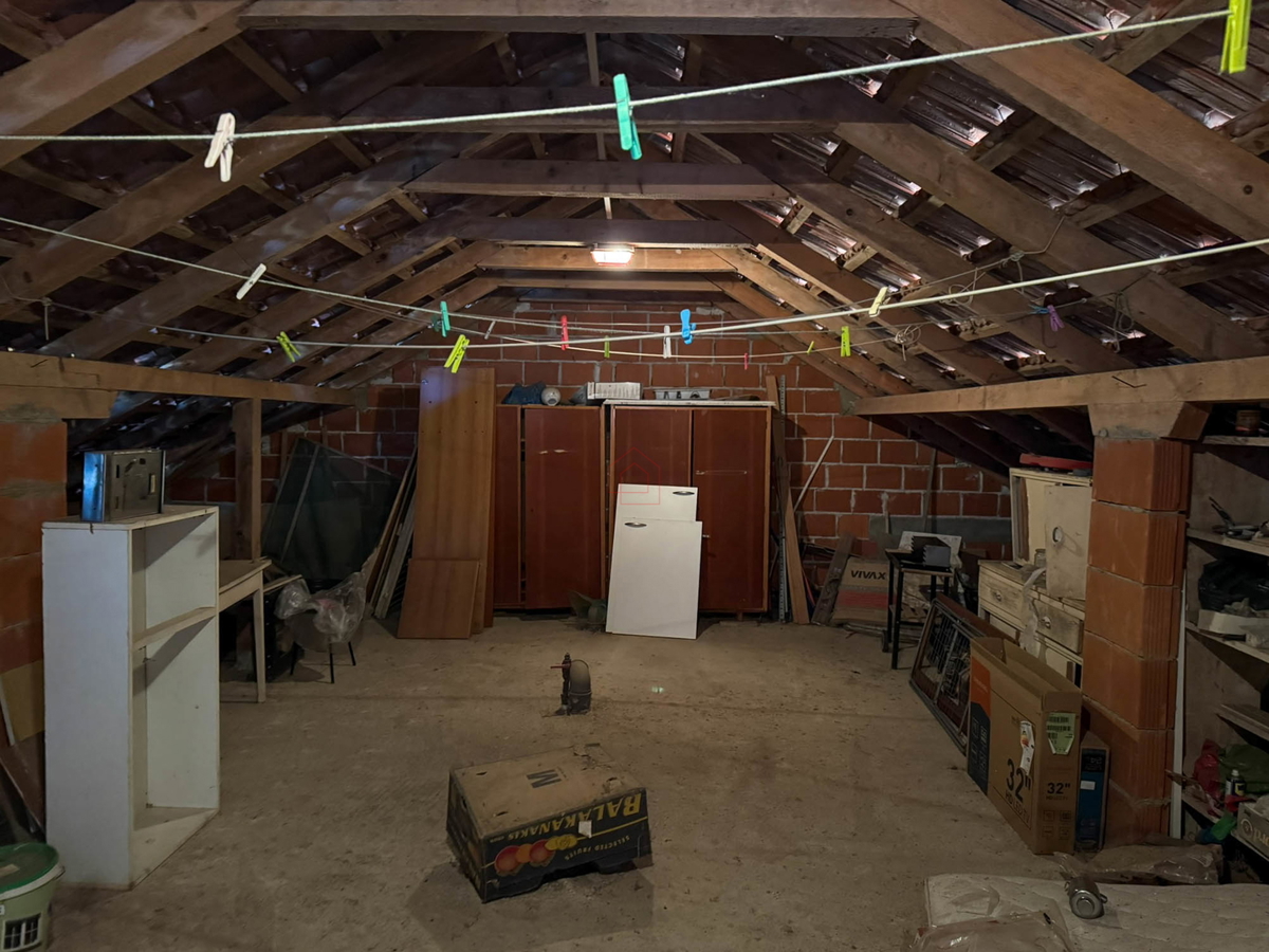 Casa indipendente con quattro appartamenti e terreno a Murter