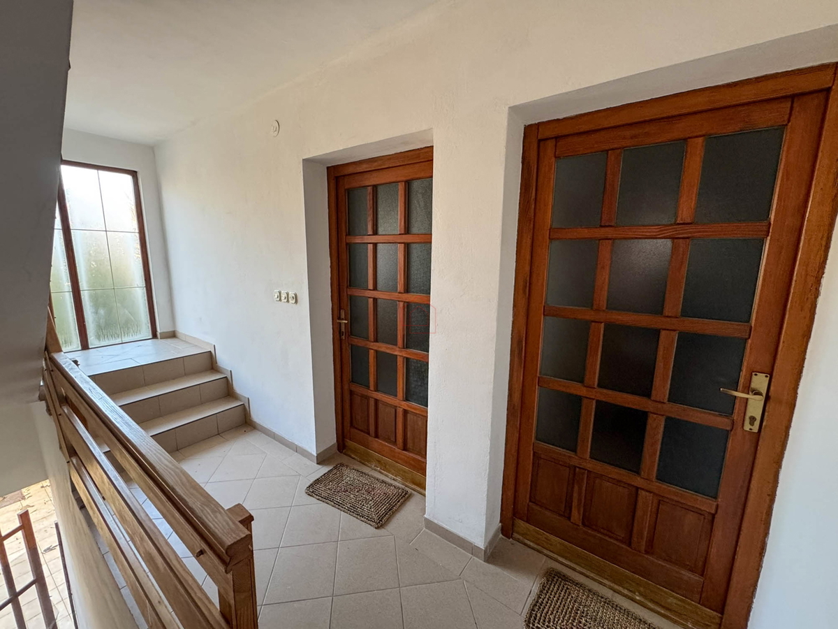 Casa indipendente con quattro appartamenti e terreno a Murter