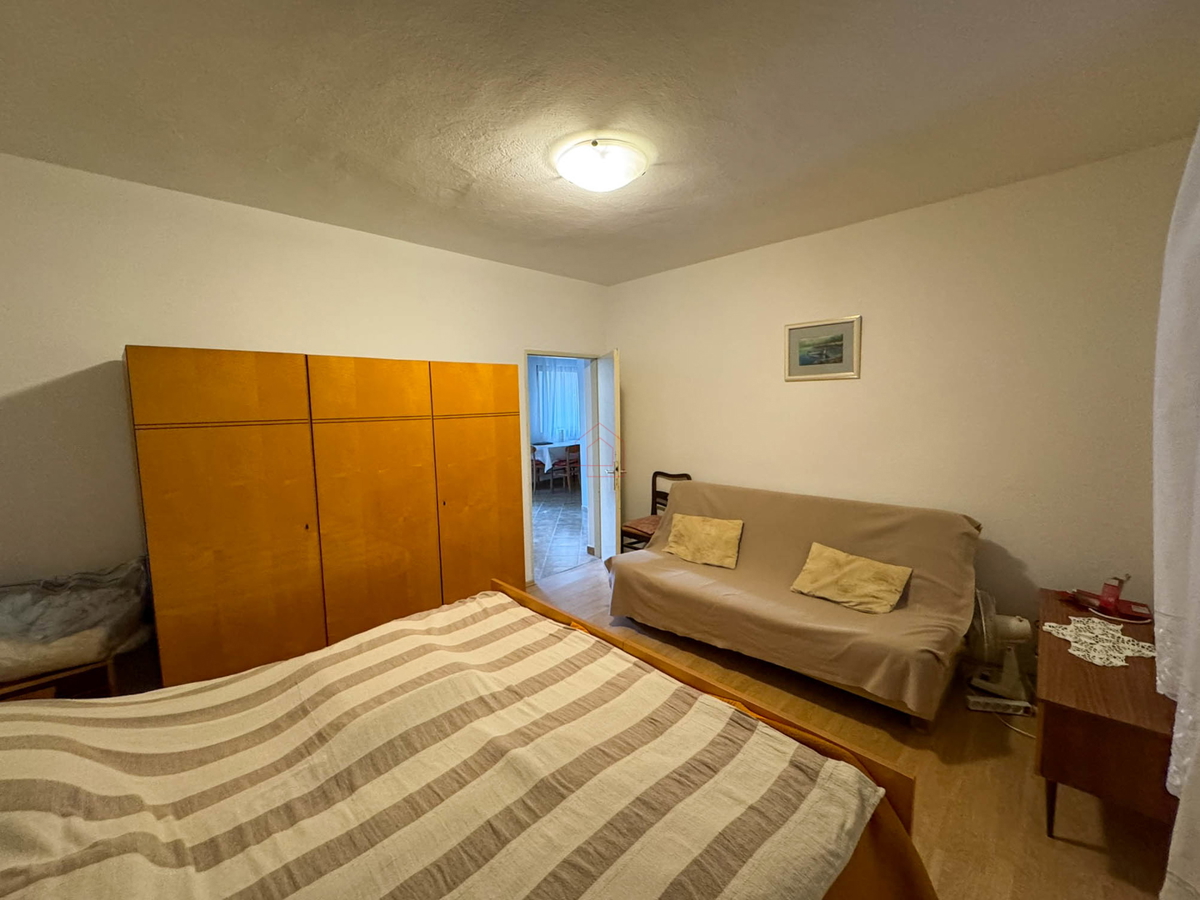 Casa indipendente con quattro appartamenti e terreno a Murter