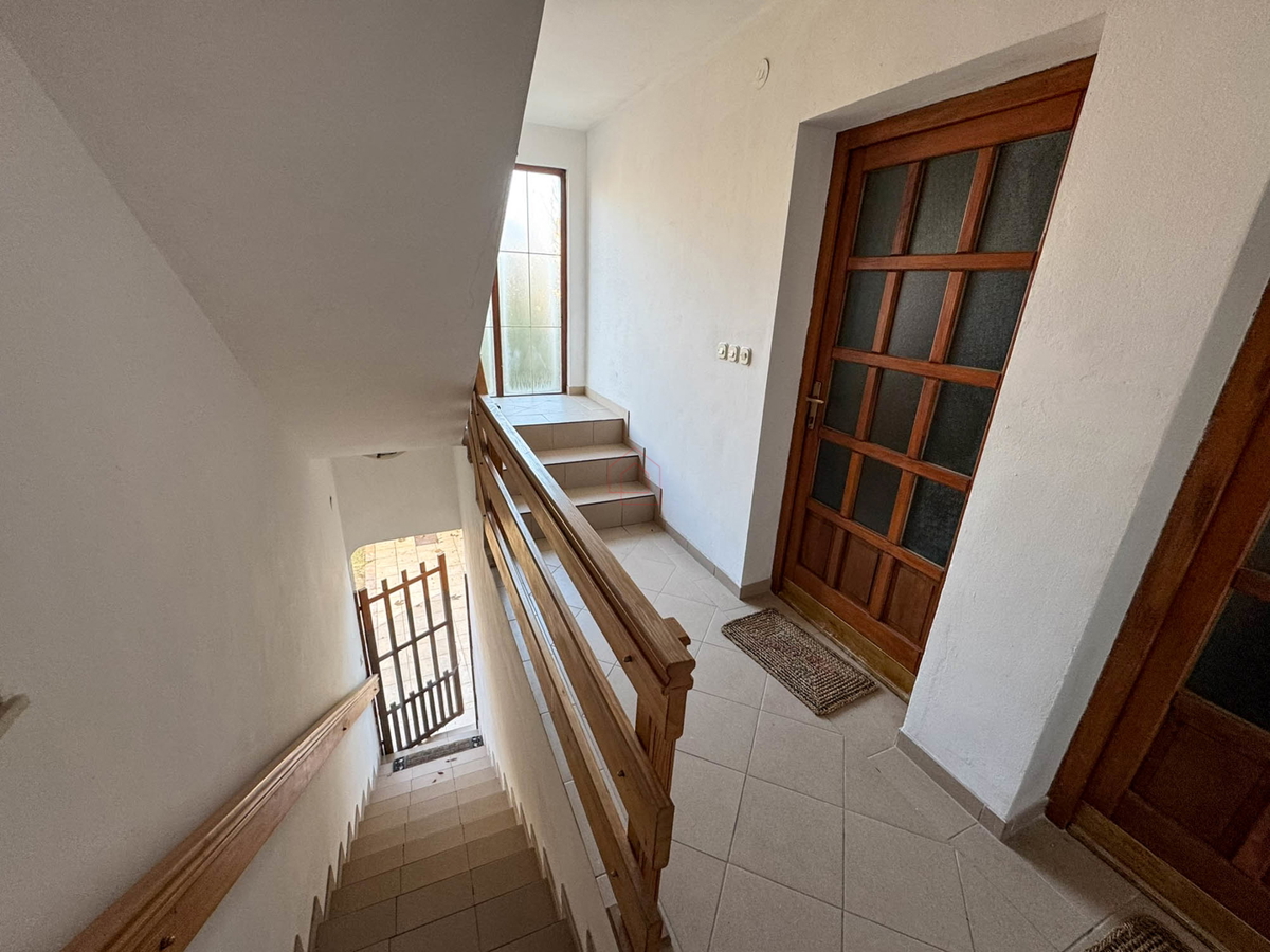 Casa indipendente con quattro appartamenti e terreno a Murter