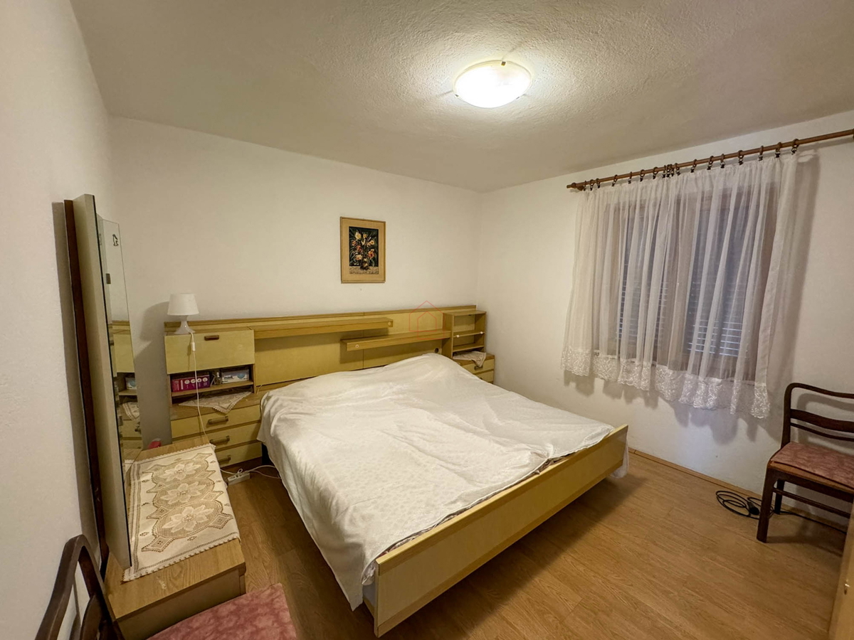 Casa indipendente con quattro appartamenti e terreno a Murter