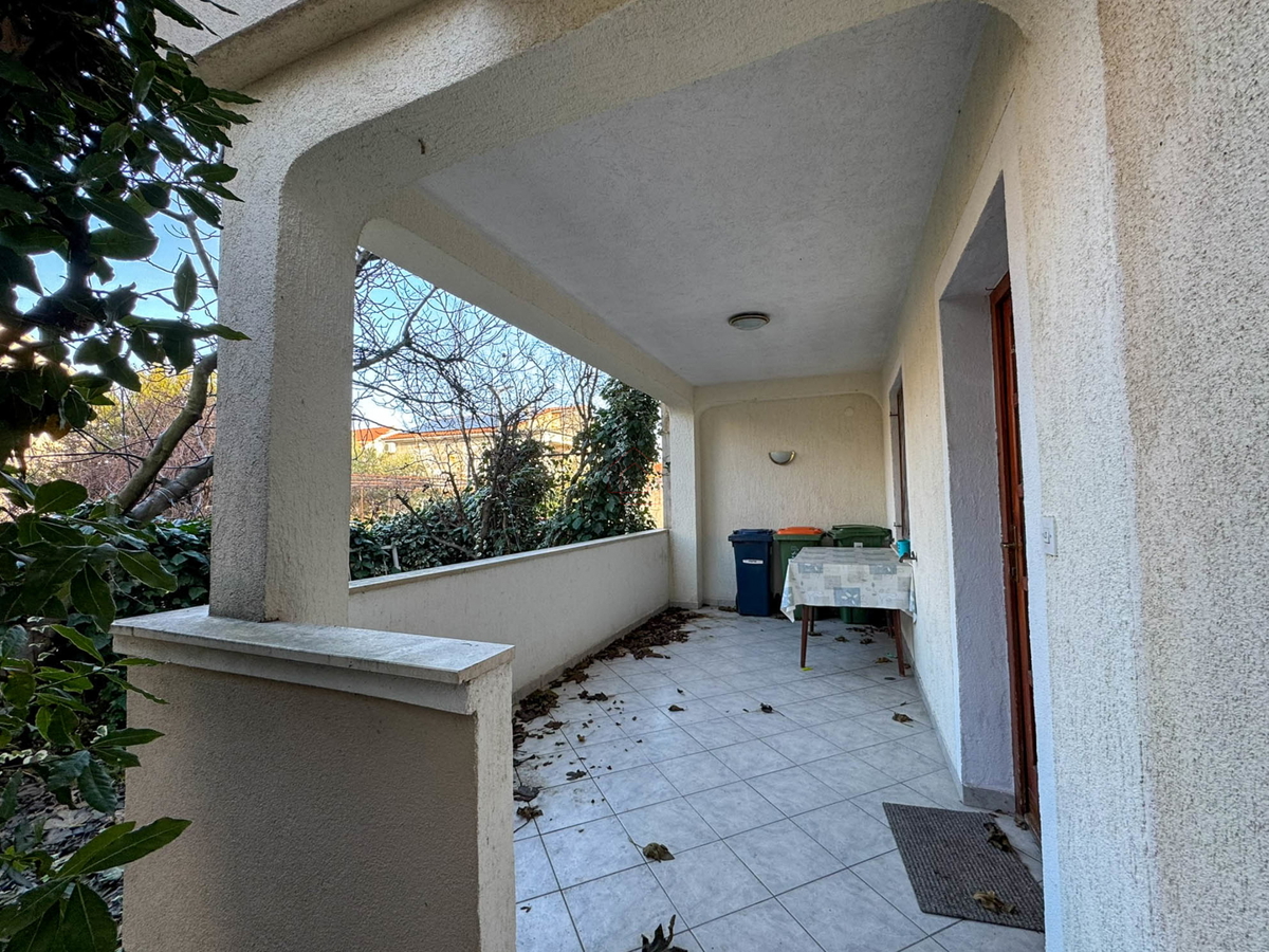 Casa indipendente con quattro appartamenti e terreno a Murter