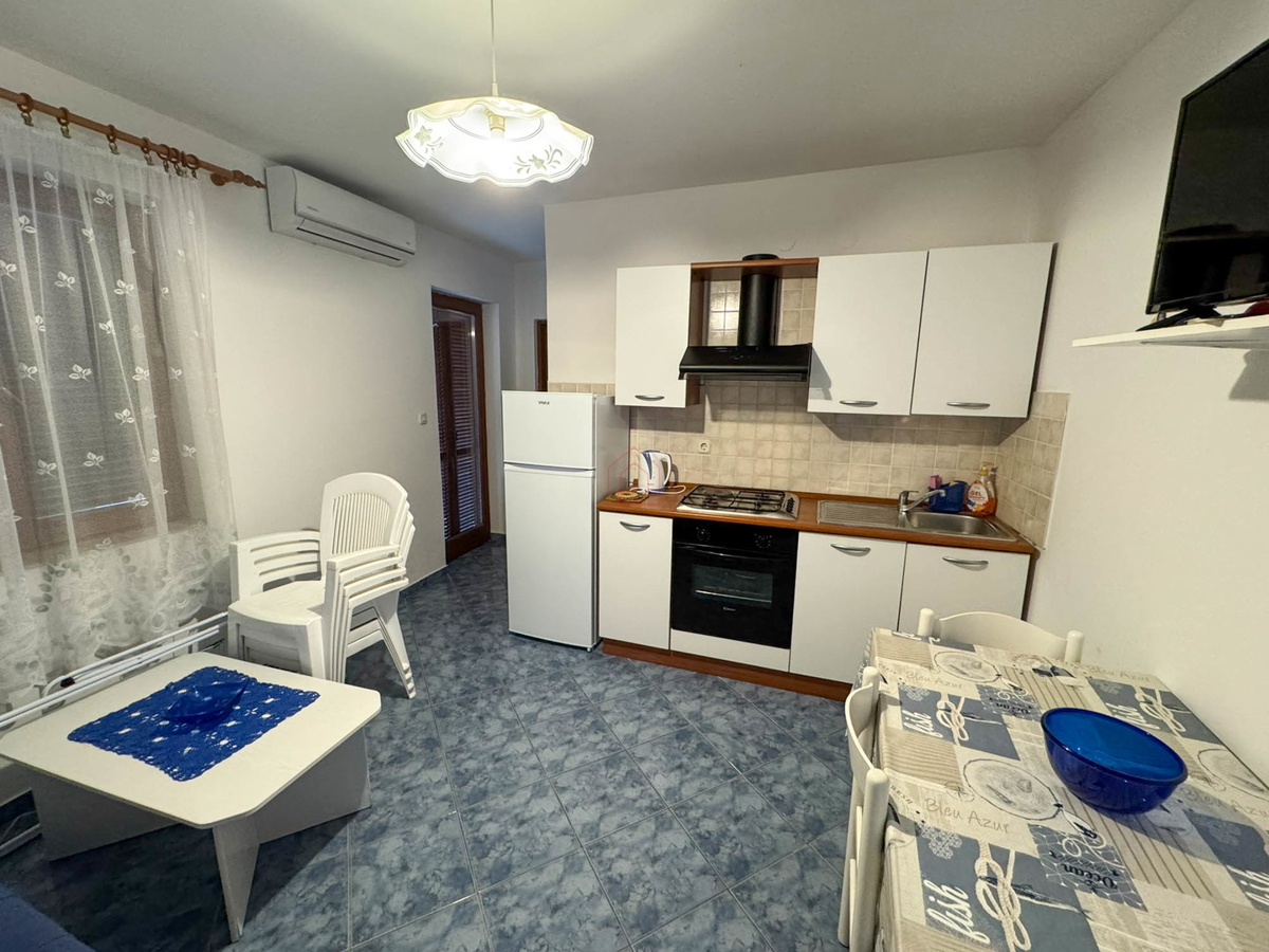 Casa indipendente con quattro appartamenti e terreno a Murter