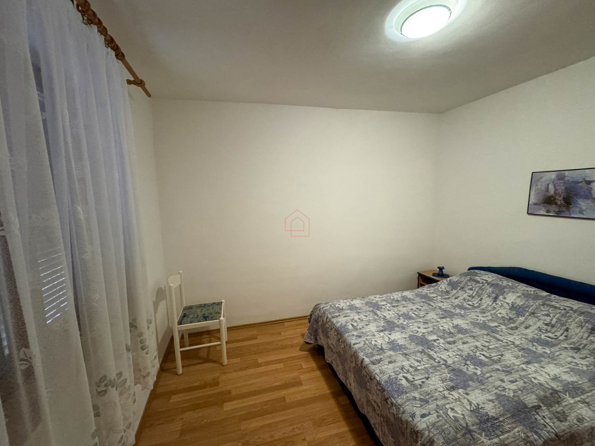 Casa indipendente con quattro appartamenti e terreno a Murter