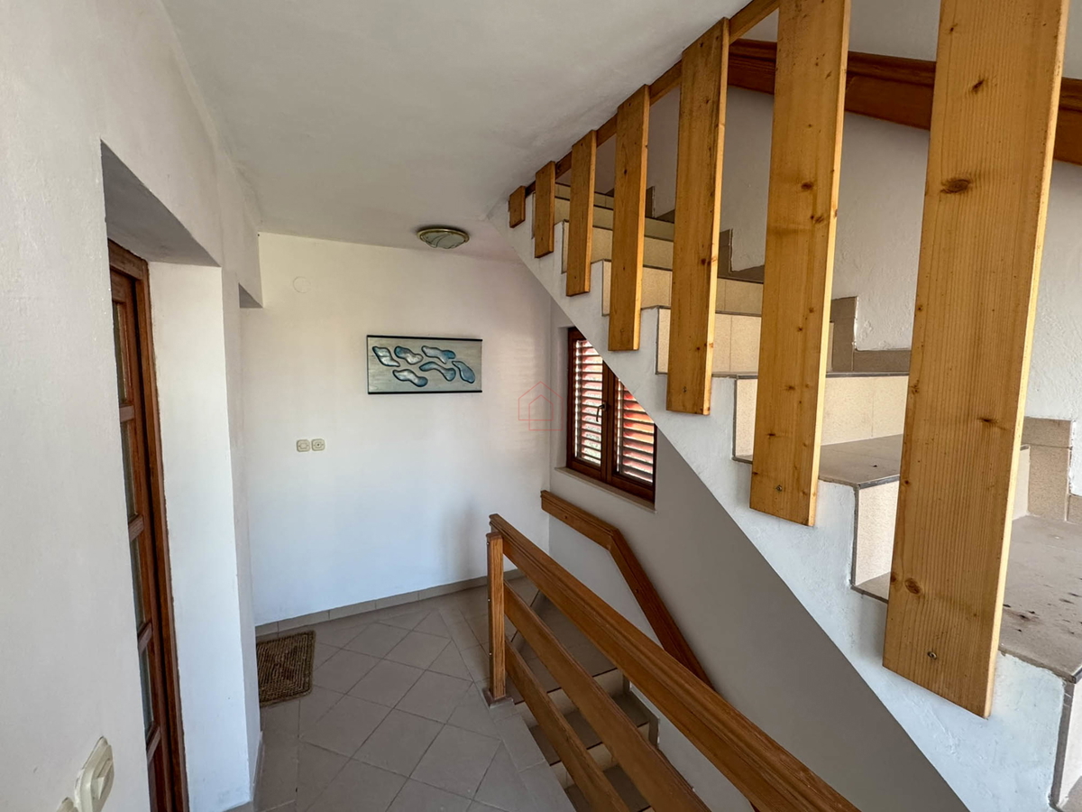 Casa indipendente con quattro appartamenti e terreno a Murter