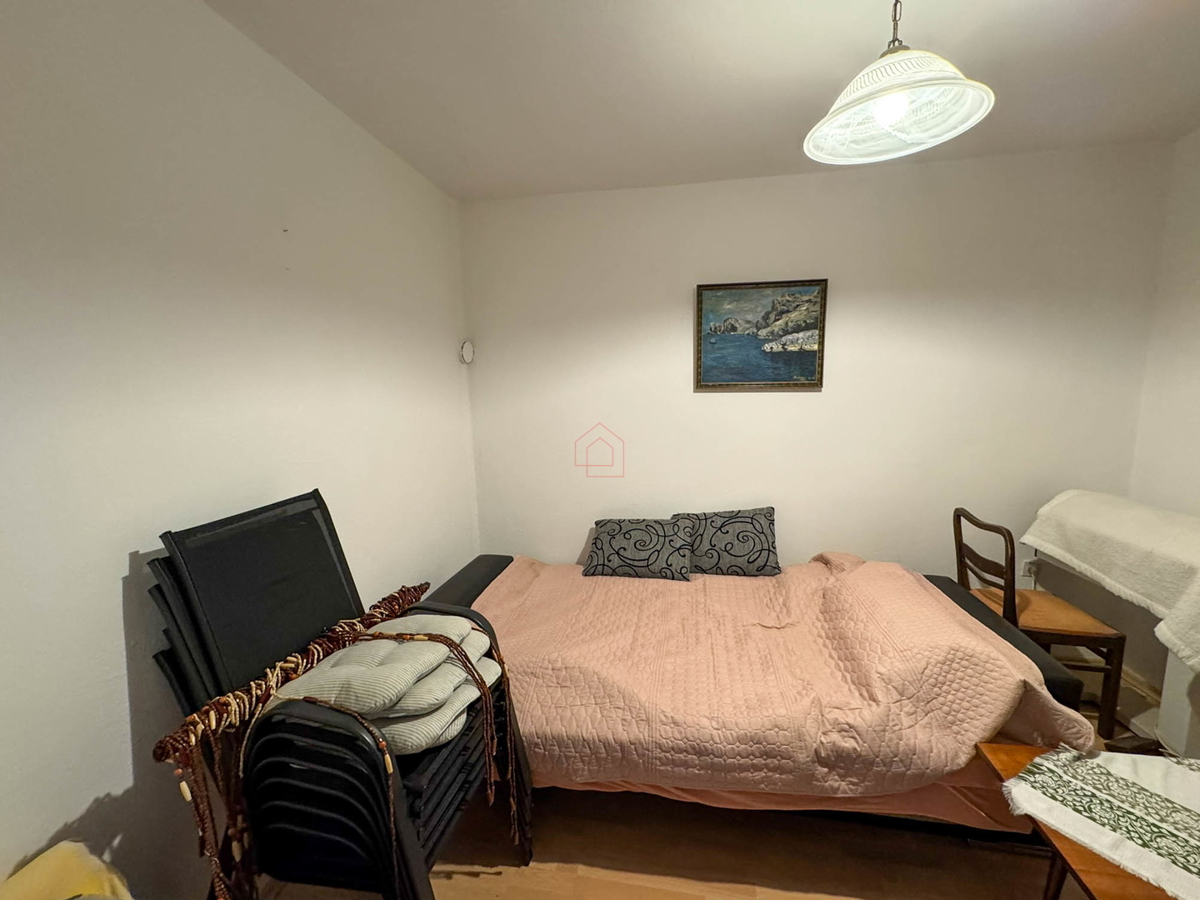 Casa indipendente con quattro appartamenti e terreno a Murter