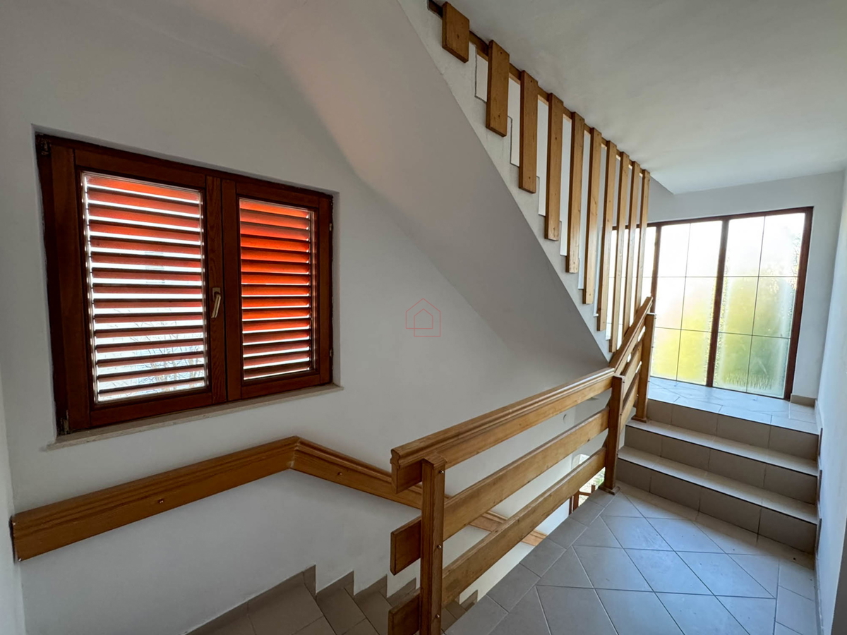 Casa indipendente con quattro appartamenti e terreno a Murter