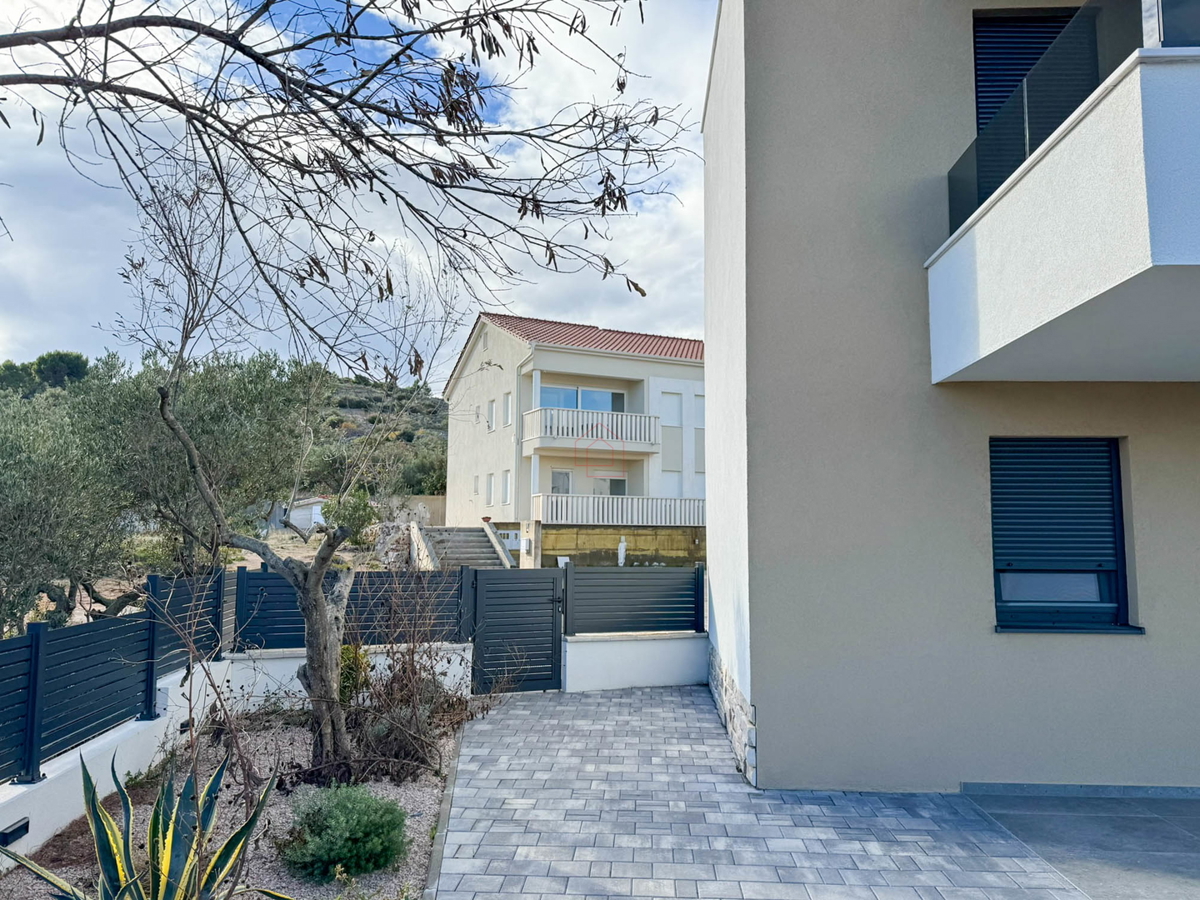 Appartamento al piano terra di un edificio con due camere da letto e due posti auto.