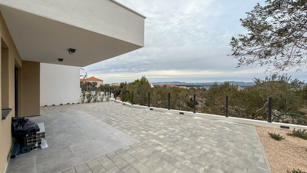 Appartamento al piano terra di un edificio con due camere da letto e due posti auto.