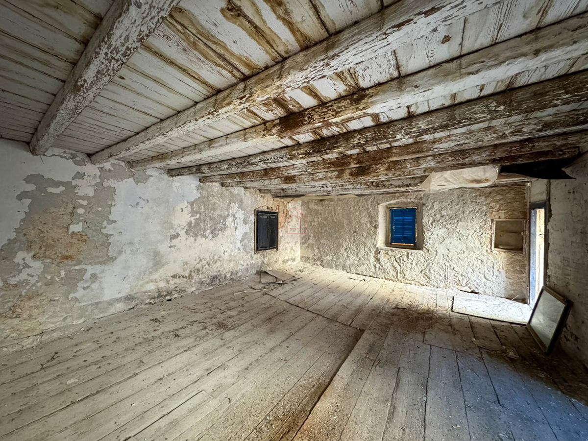 Casa in pietra a schiera da ristrutturare