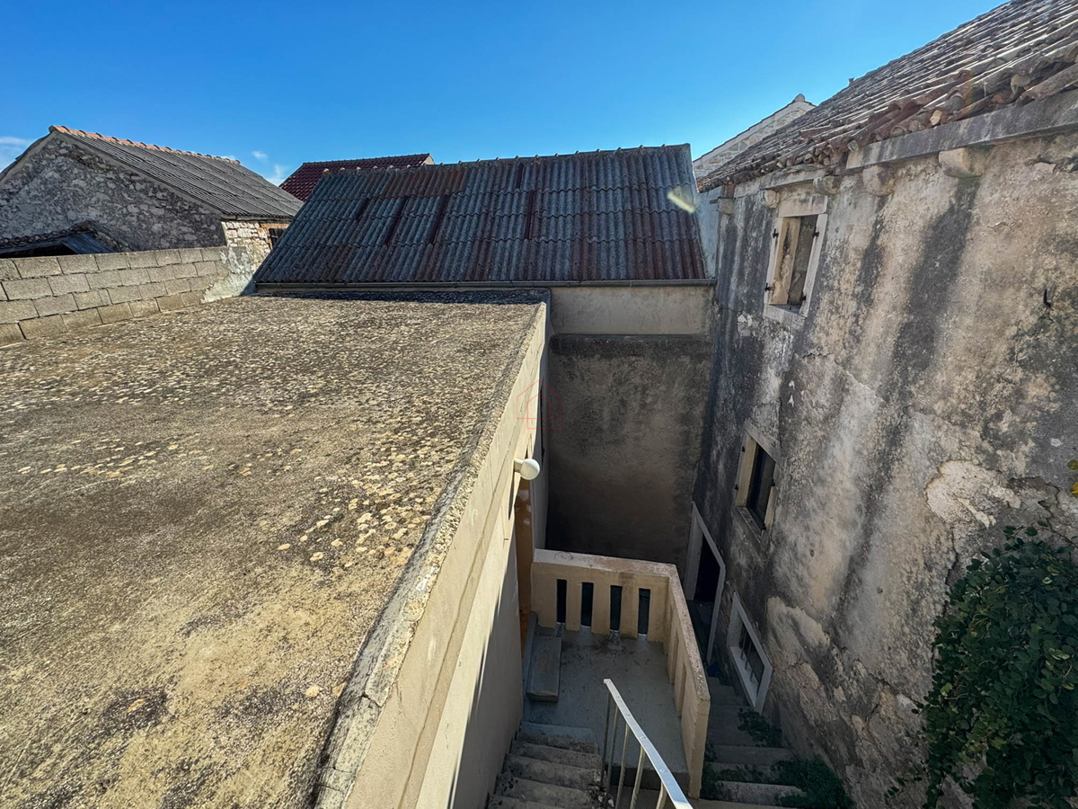 Casa in pietra a schiera da ristrutturare