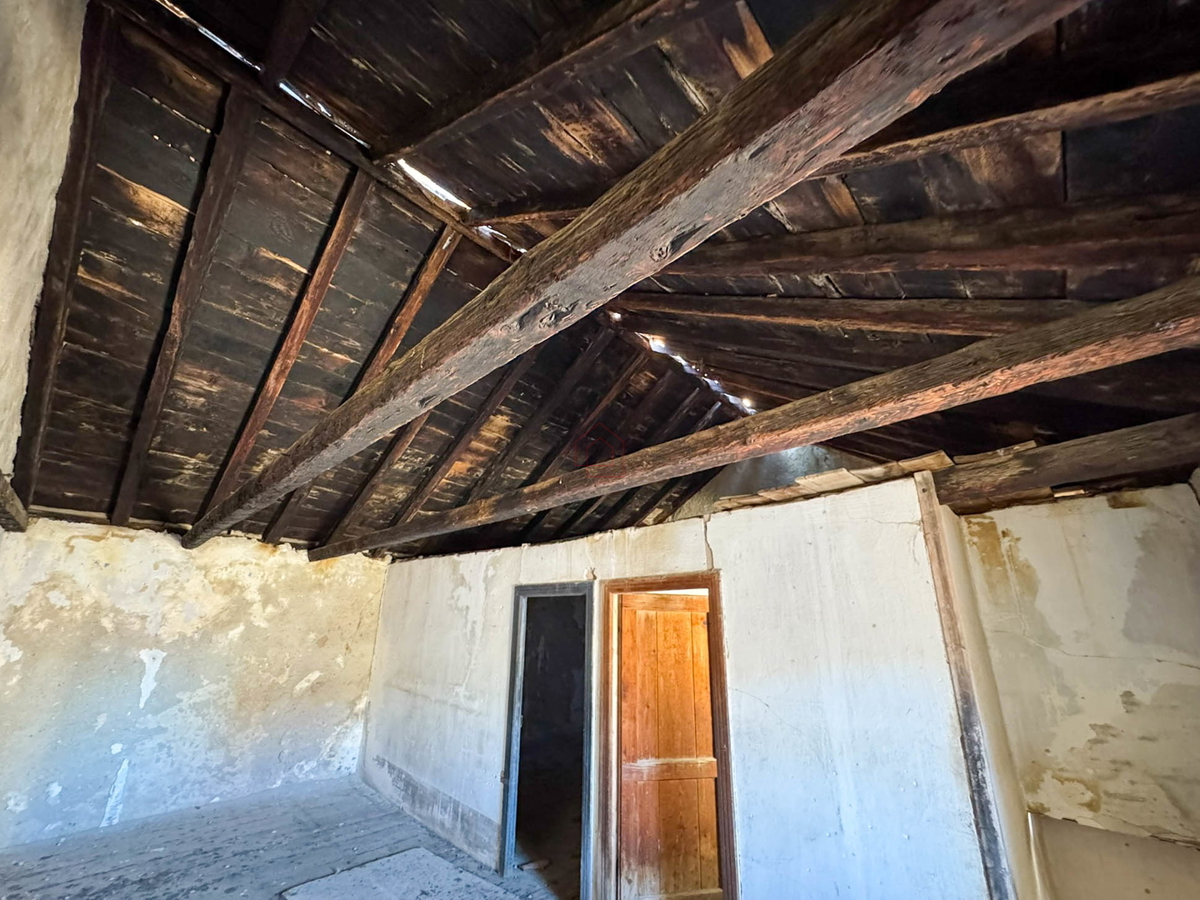 Casa in pietra a schiera da ristrutturare