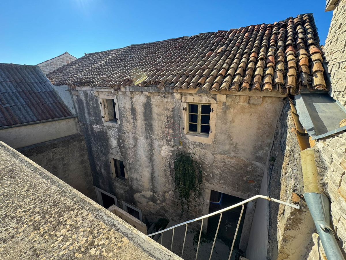 Casa in pietra a schiera da ristrutturare