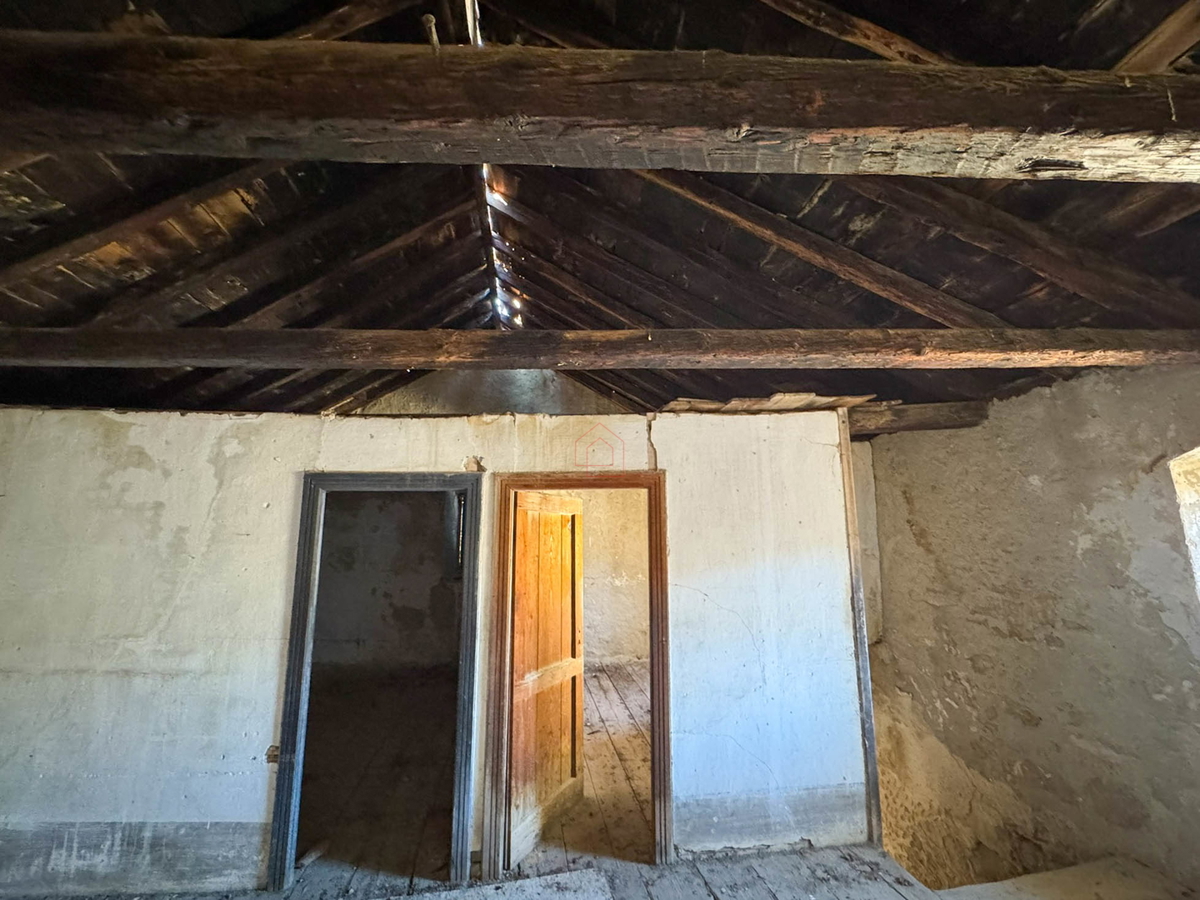 Casa in pietra a schiera da ristrutturare