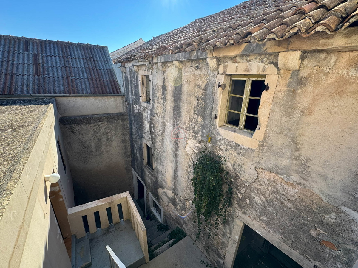 Casa in pietra a schiera da ristrutturare