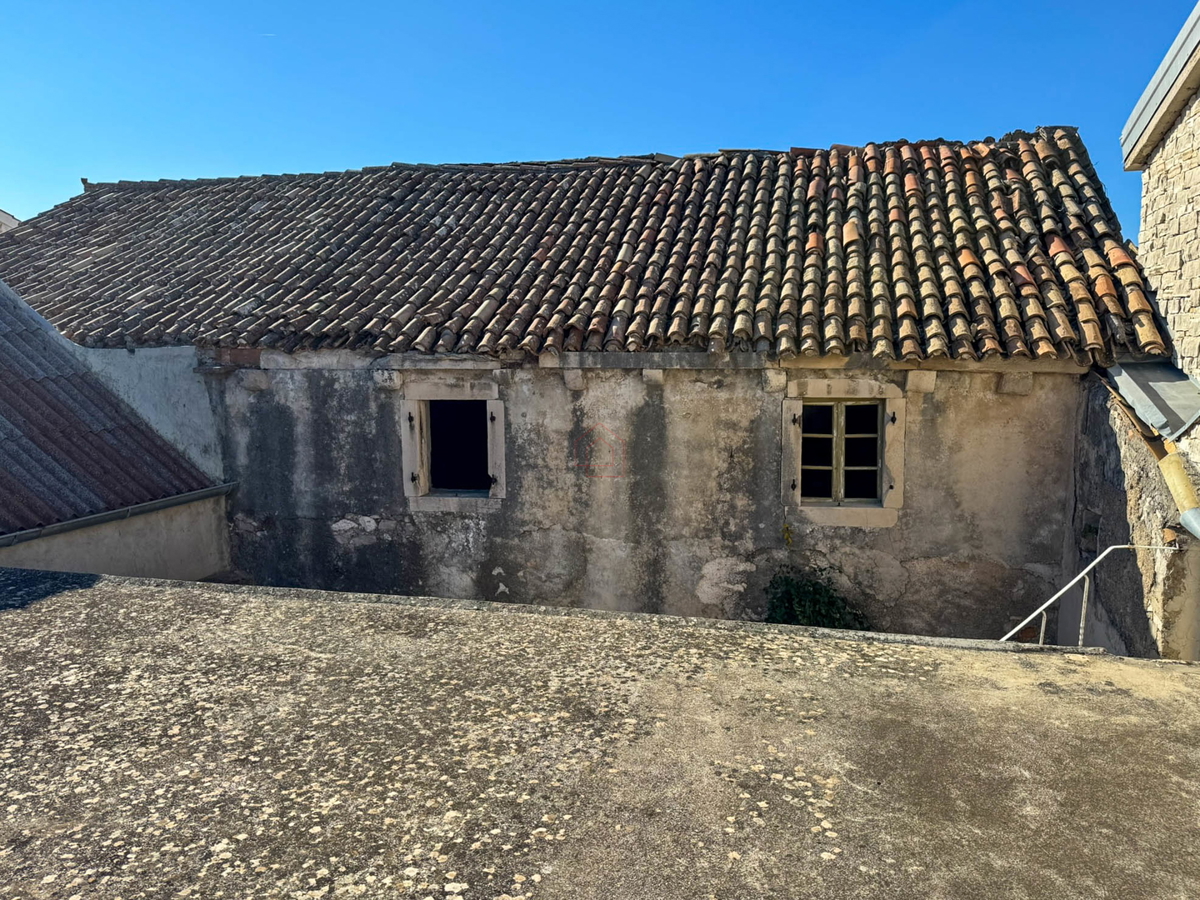 Casa in pietra a schiera da ristrutturare