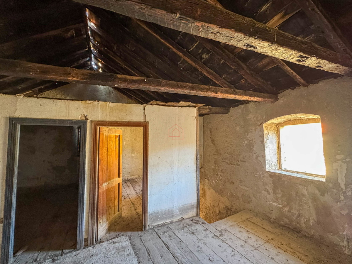 Casa in pietra a schiera da ristrutturare