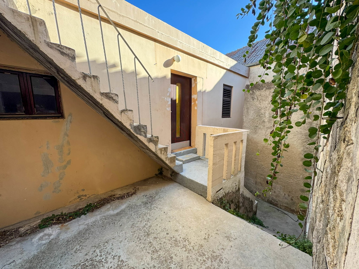 Casa in pietra a schiera da ristrutturare