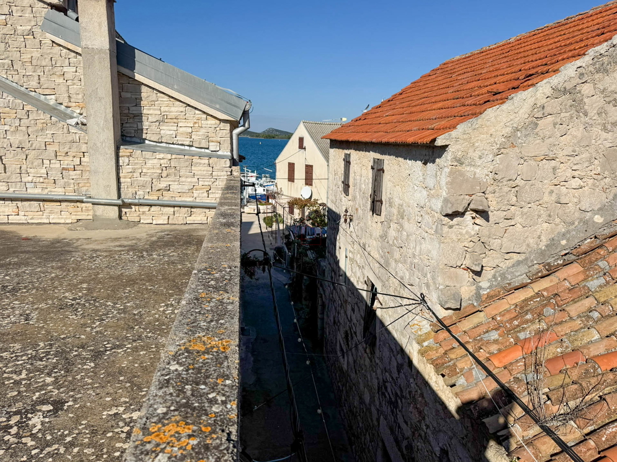 Casa in pietra a schiera da ristrutturare