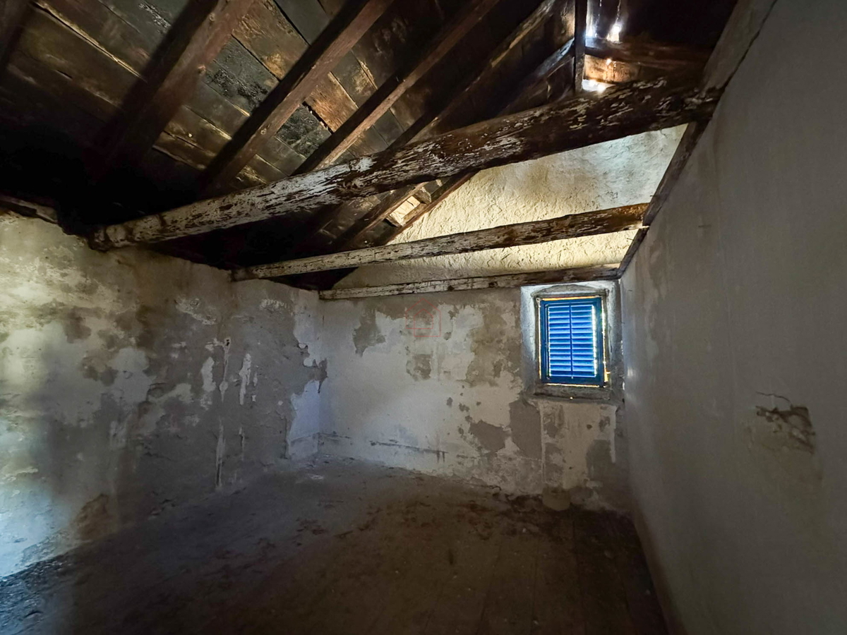 Casa in pietra a schiera da ristrutturare