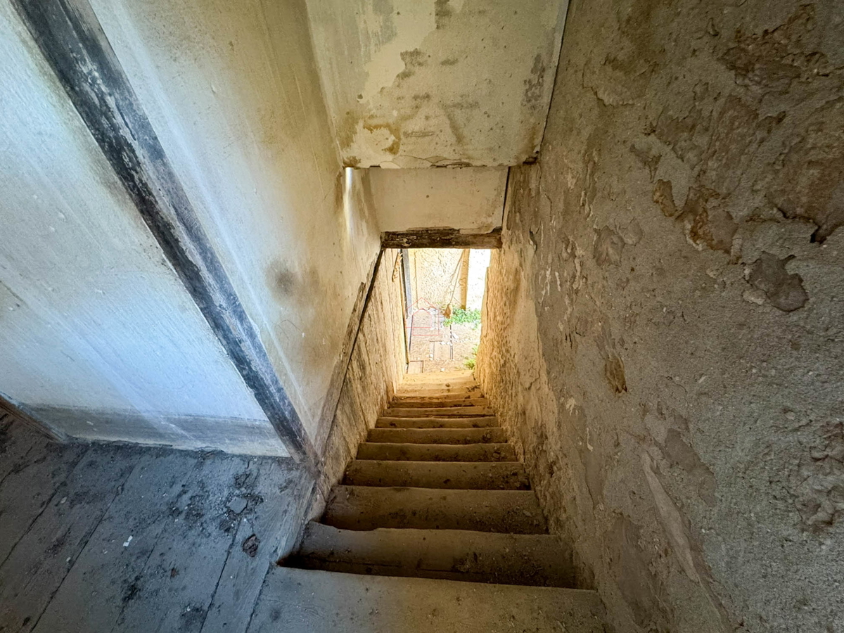 Casa in pietra a schiera da ristrutturare