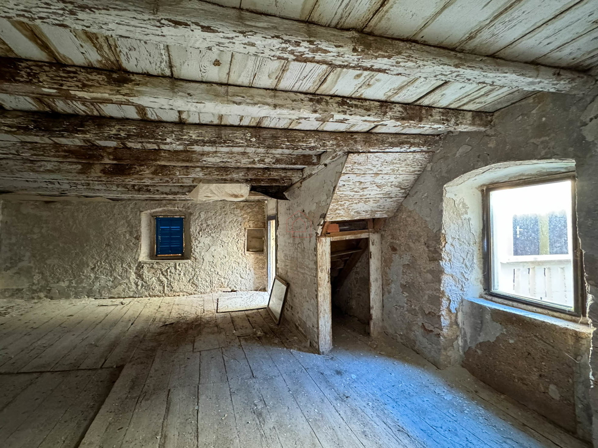 Casa in pietra a schiera da ristrutturare