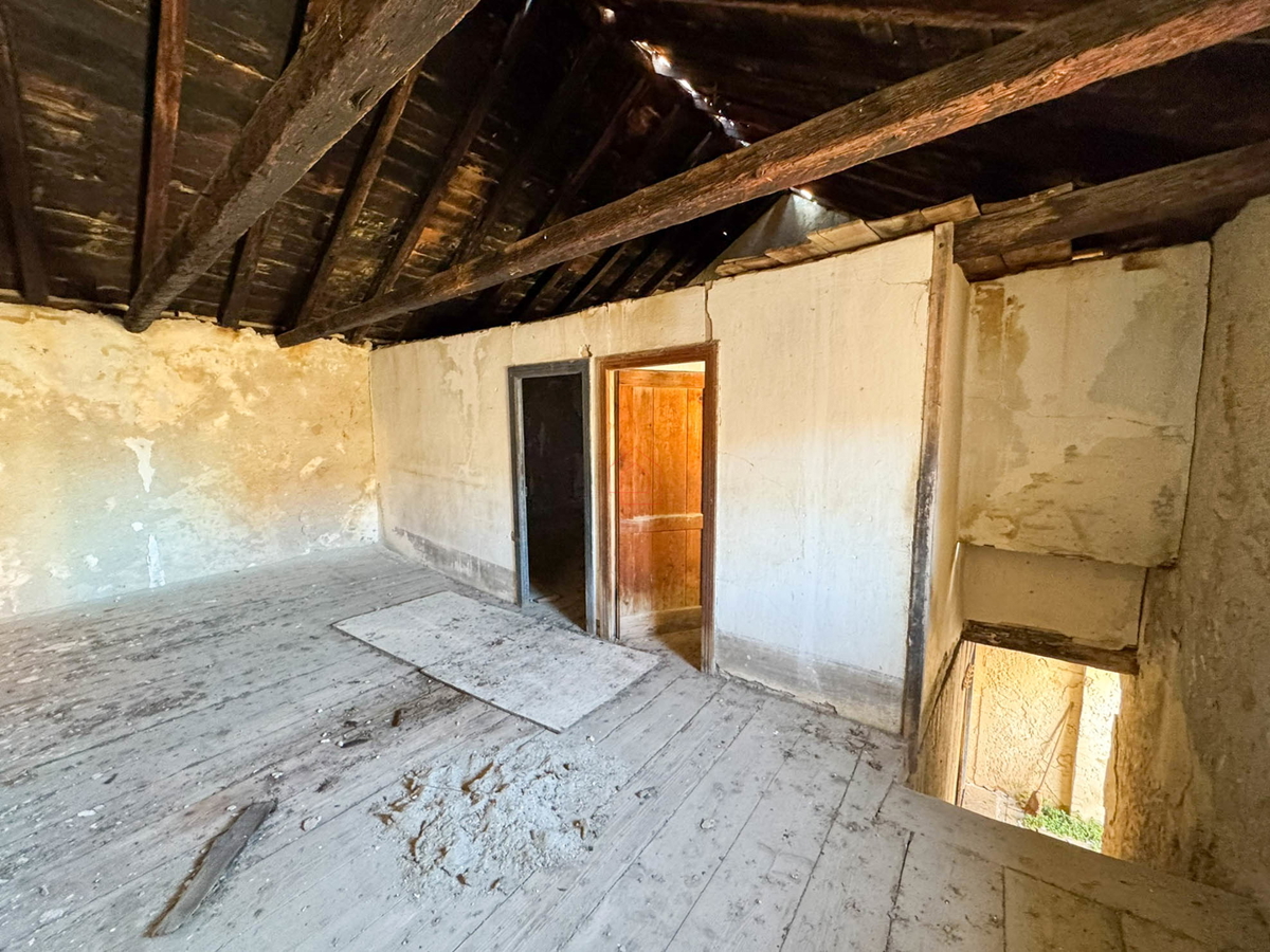 Casa in pietra a schiera da ristrutturare