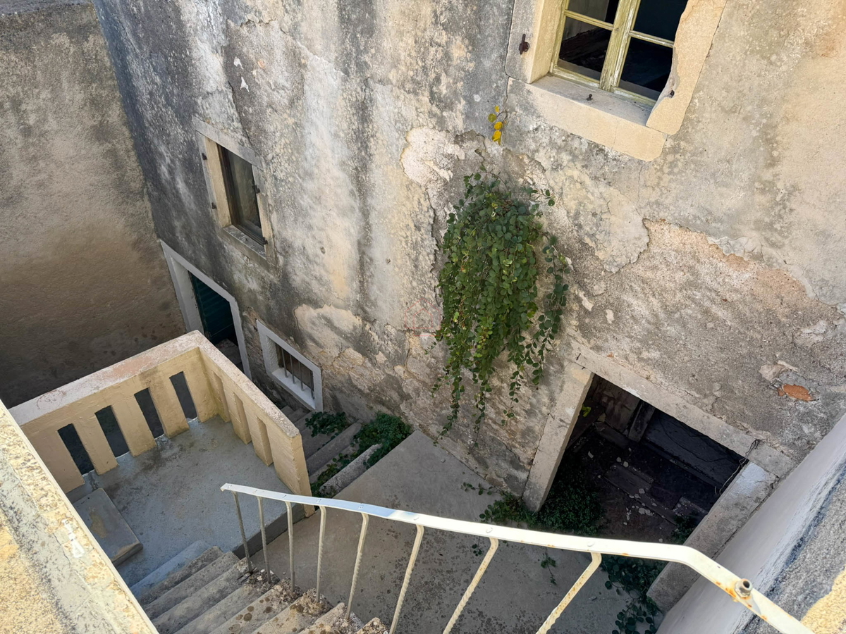 Casa in pietra a schiera da ristrutturare