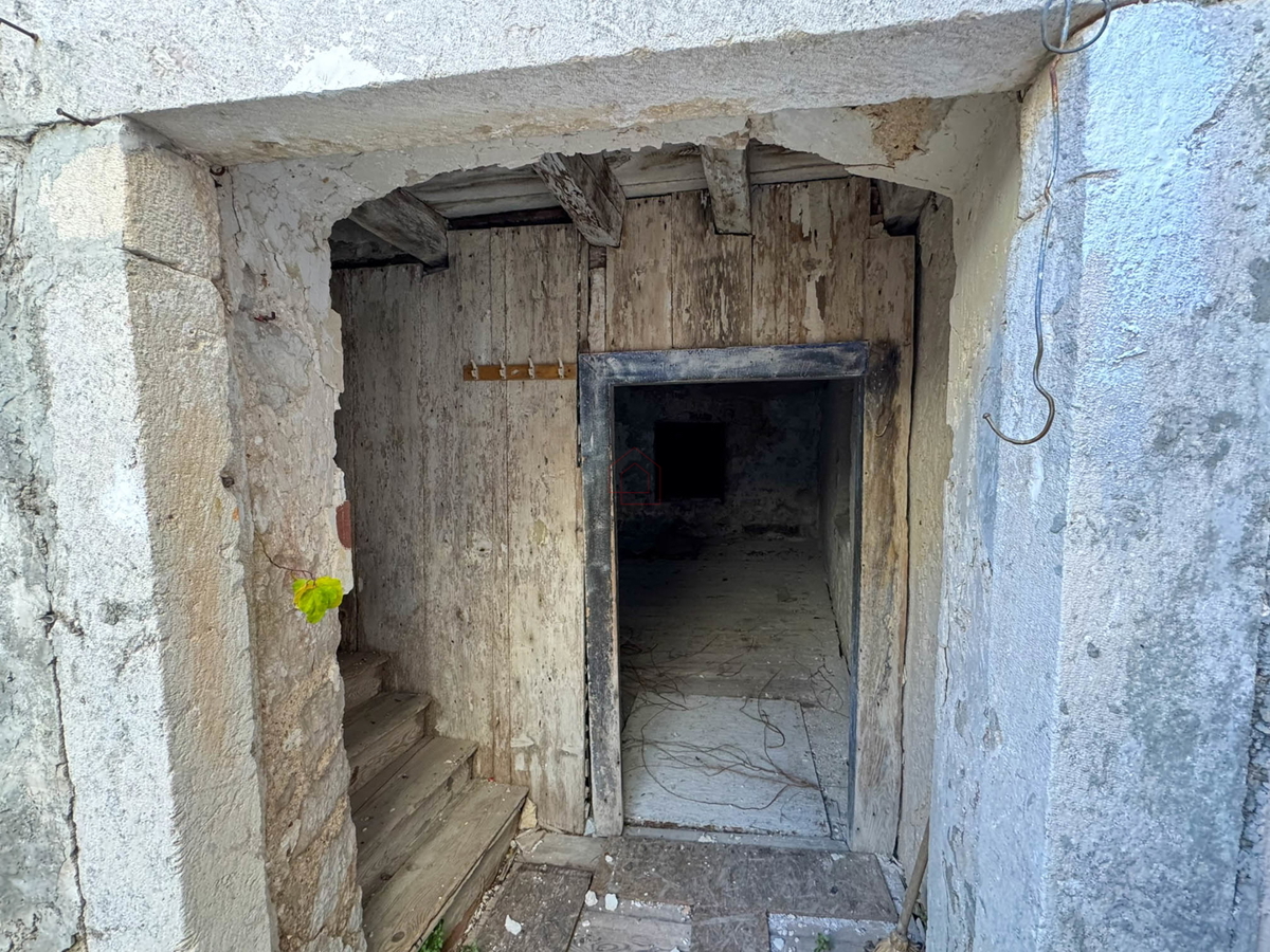 Casa in pietra a schiera da ristrutturare