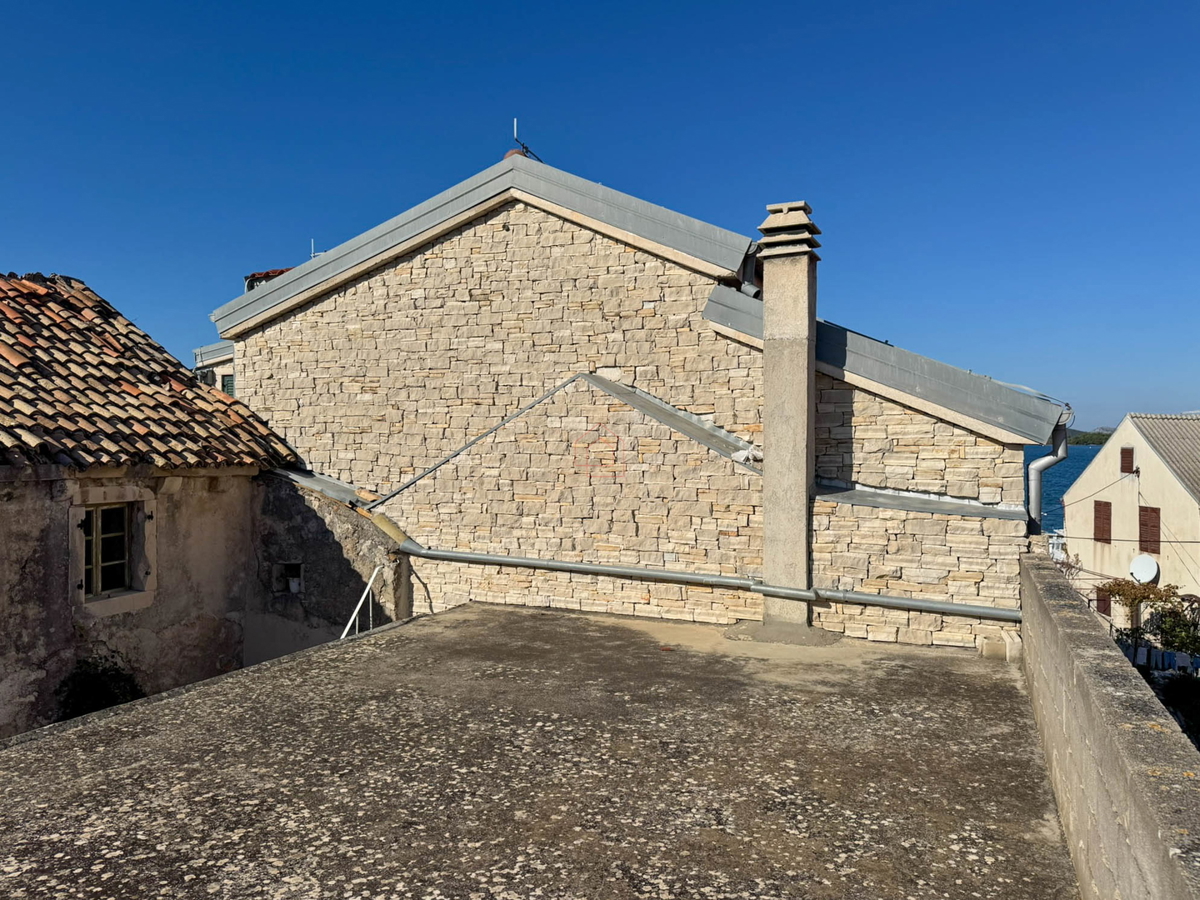 Casa in pietra a schiera da ristrutturare