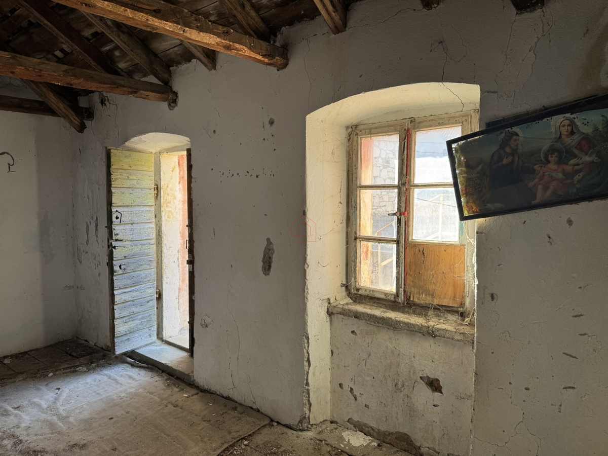 Casa in pietra subito accanto al mare da ristrutturare a Murter