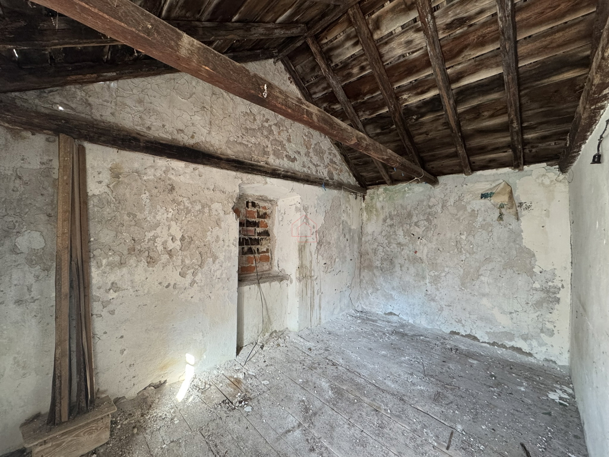 Casa in pietra subito accanto al mare da ristrutturare a Murter