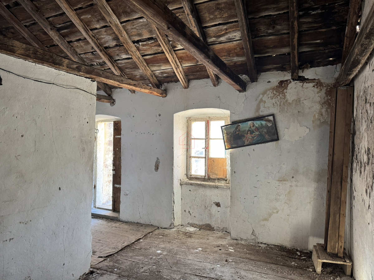 Casa in pietra subito accanto al mare da ristrutturare a Murter