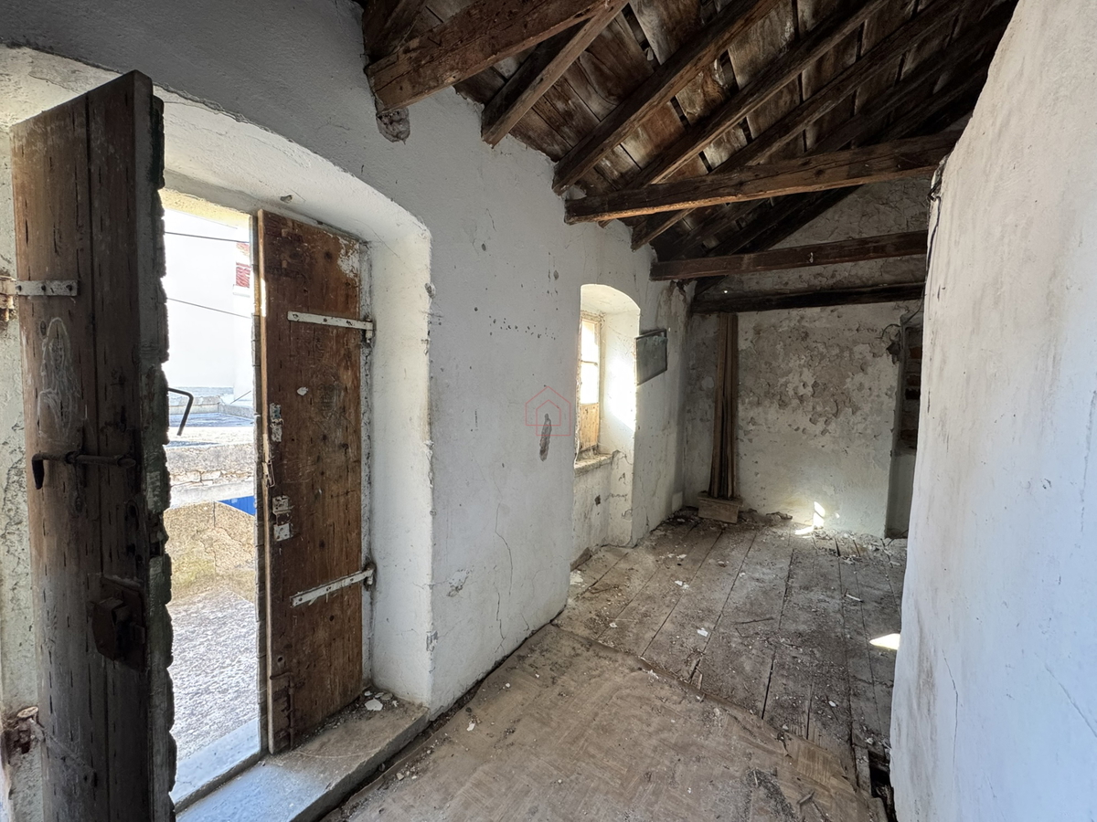 Casa in pietra subito accanto al mare da ristrutturare a Murter