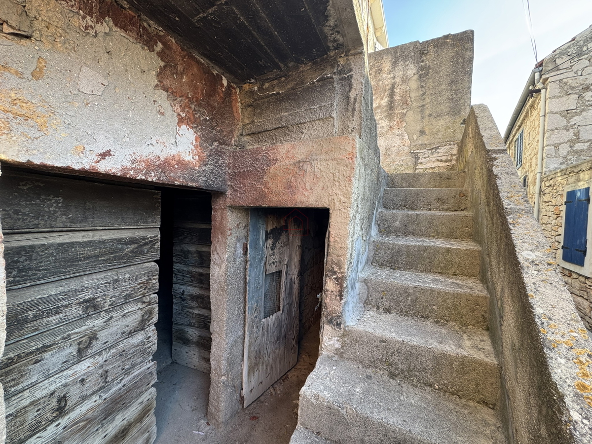 Casa in pietra subito accanto al mare da ristrutturare a Murter