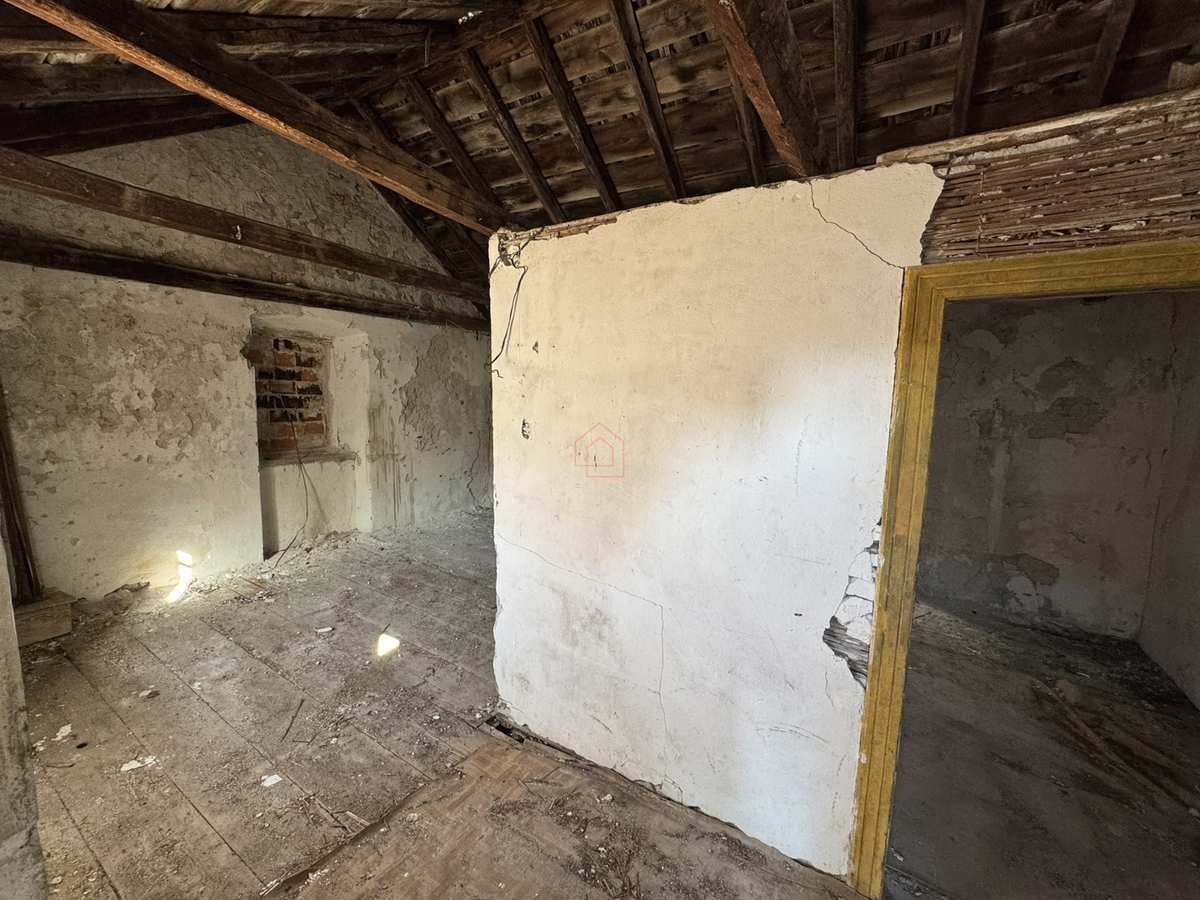 Casa in pietra subito accanto al mare da ristrutturare a Murter