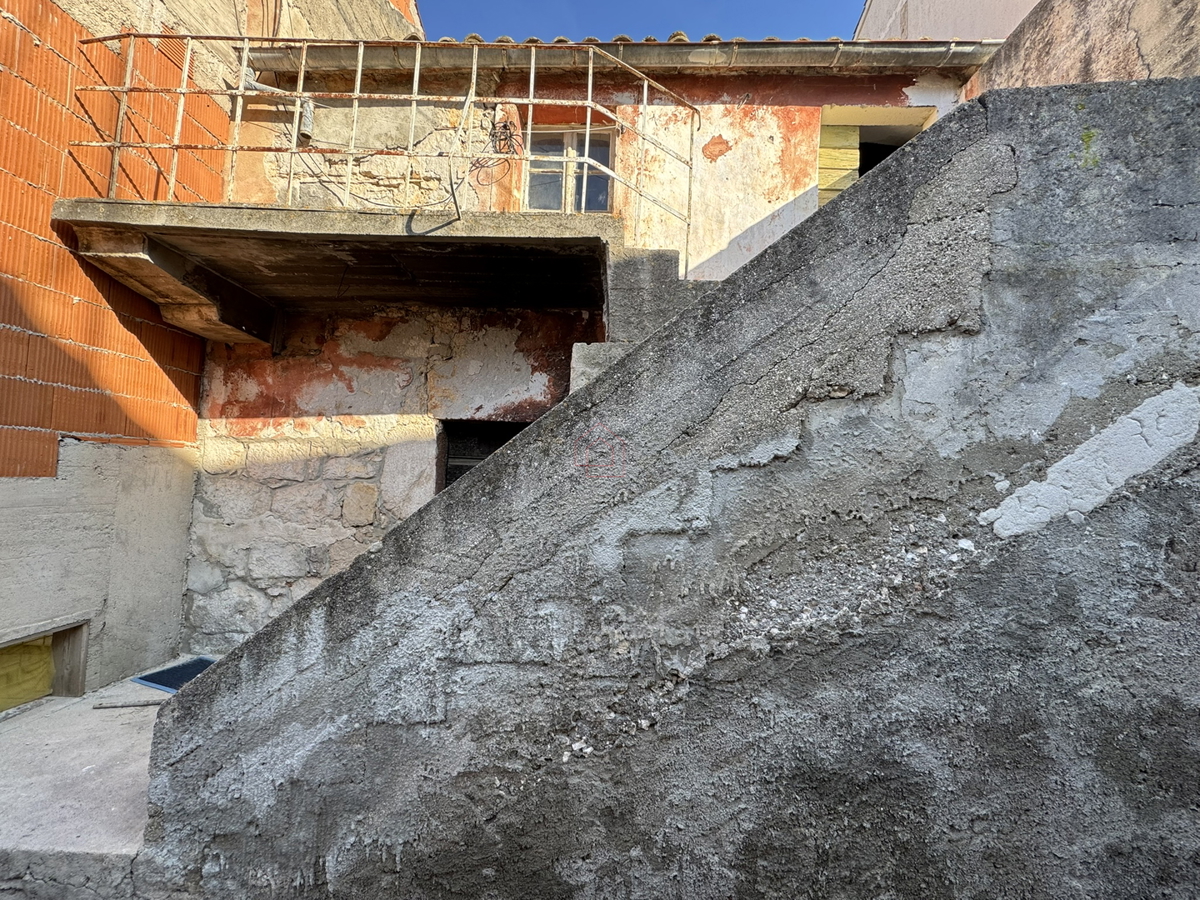 Casa in pietra subito accanto al mare da ristrutturare a Murter