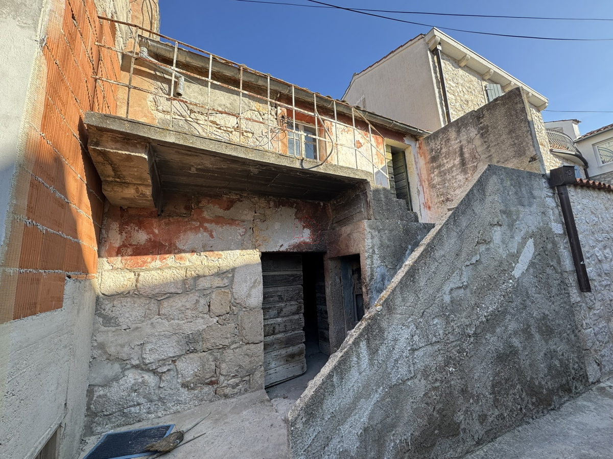 Casa in pietra subito accanto al mare da ristrutturare a Murter