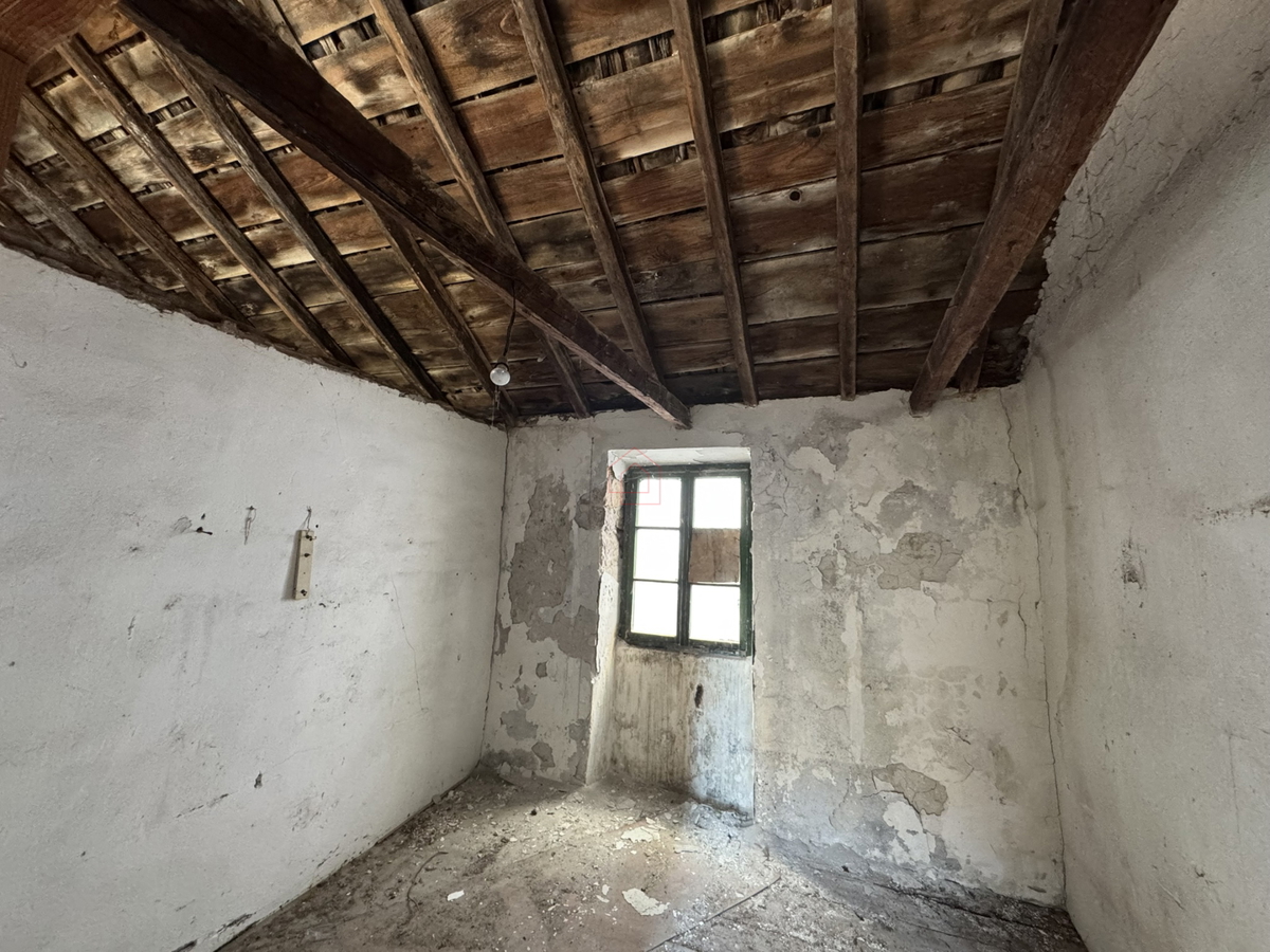 Casa in pietra subito accanto al mare da ristrutturare a Murter