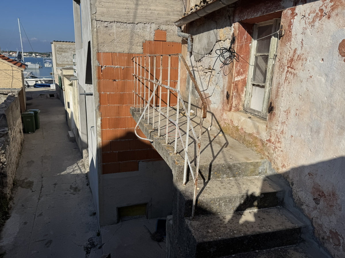 Casa in pietra subito accanto al mare da ristrutturare a Murter