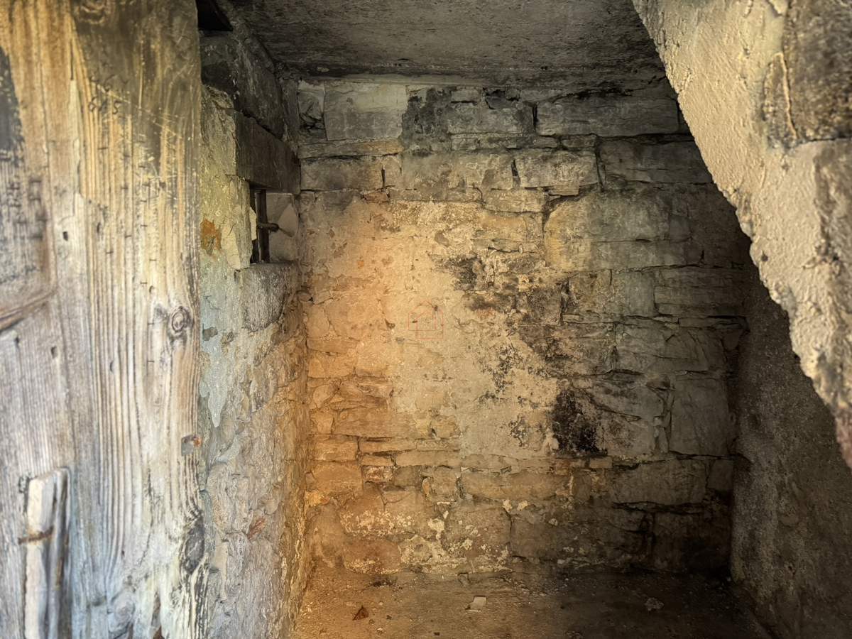 Casa in pietra subito accanto al mare da ristrutturare a Murter