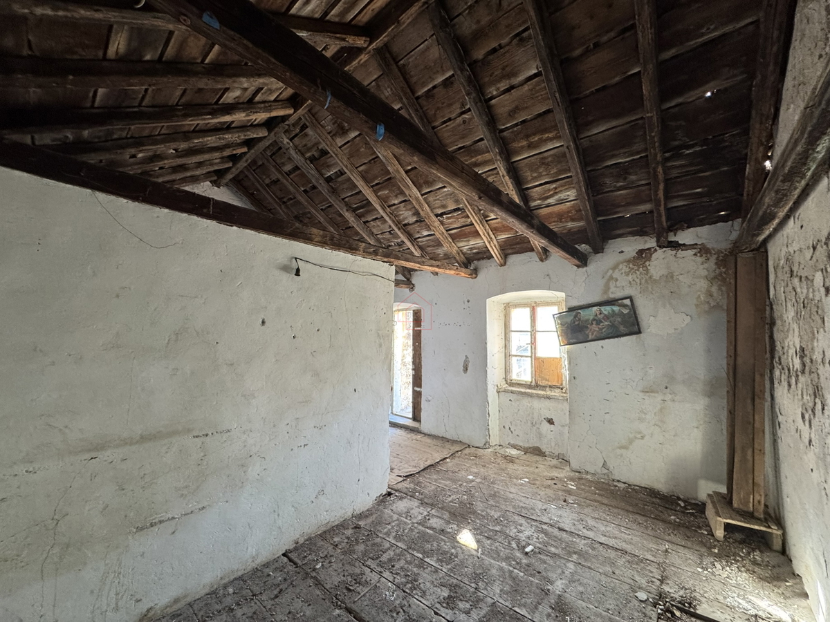 Casa in pietra subito accanto al mare da ristrutturare a Murter