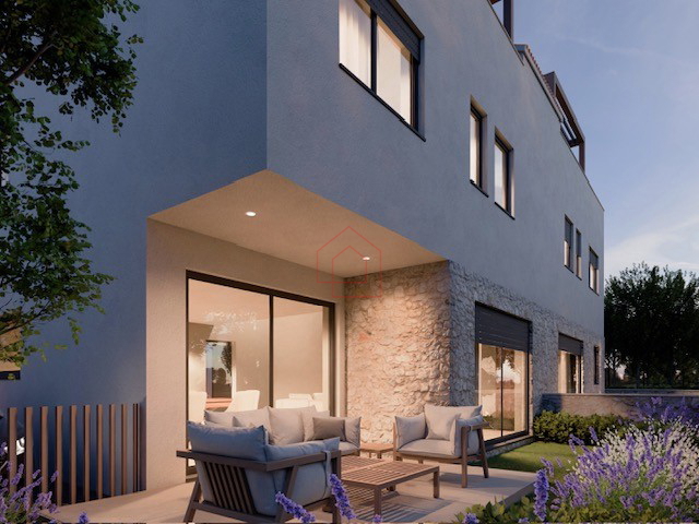 Appartamento su due livelli con terrazza sul tetto e giardino a Murter (in costruzione)