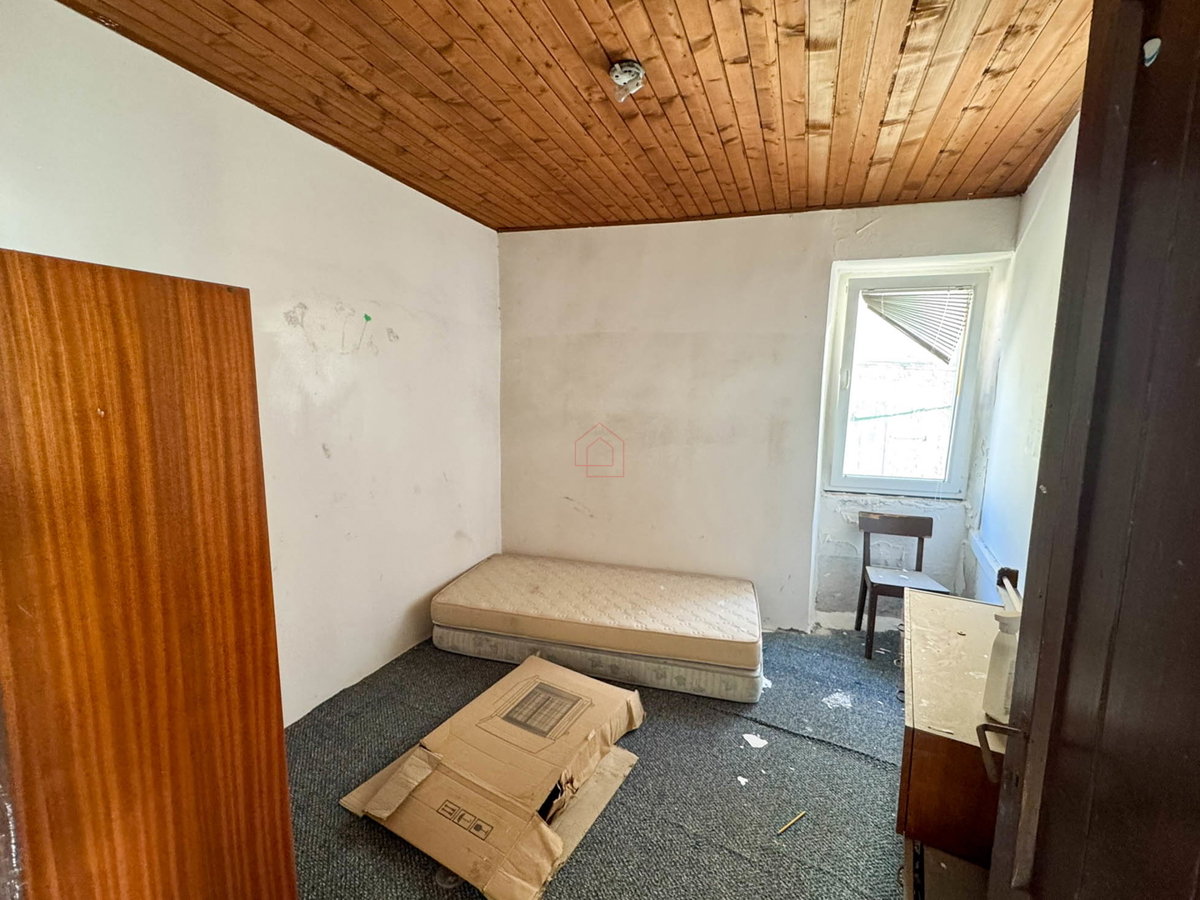 Casa a schiera in pietra nel centro di Murter adatta per uso commerciale e residenziale