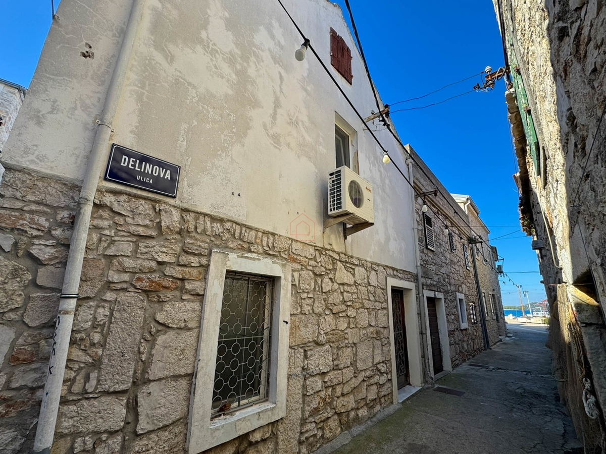 Casa a schiera in pietra nel centro di Murter adatta per uso commerciale e residenziale