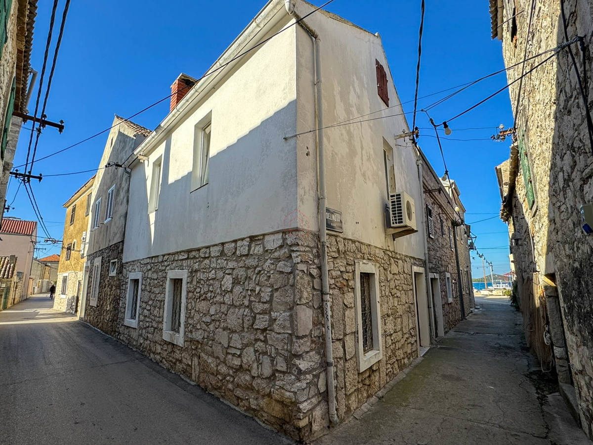 Casa a schiera in pietra nel centro di Murter adatta per uso commerciale e residenziale