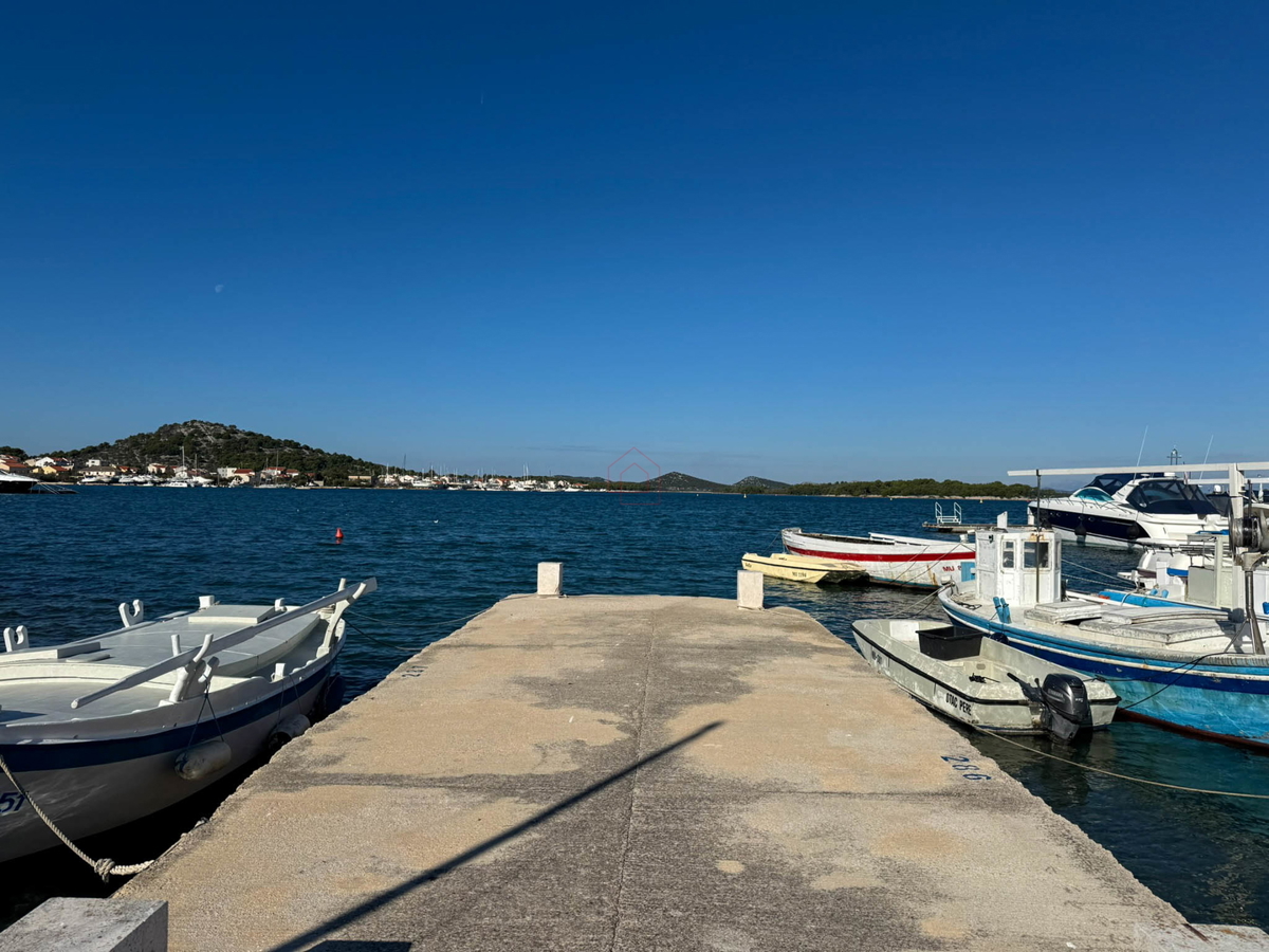 Casa a schiera in pietra nel centro di Murter adatta per uso commerciale e residenziale