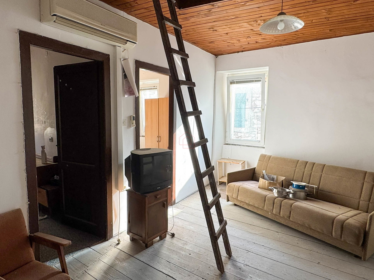 Casa a schiera in pietra nel centro di Murter adatta per uso commerciale e residenziale