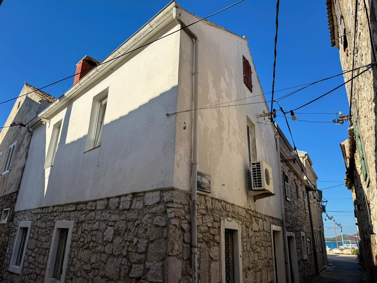 Casa a schiera in pietra nel centro di Murter adatta per uso commerciale e residenziale